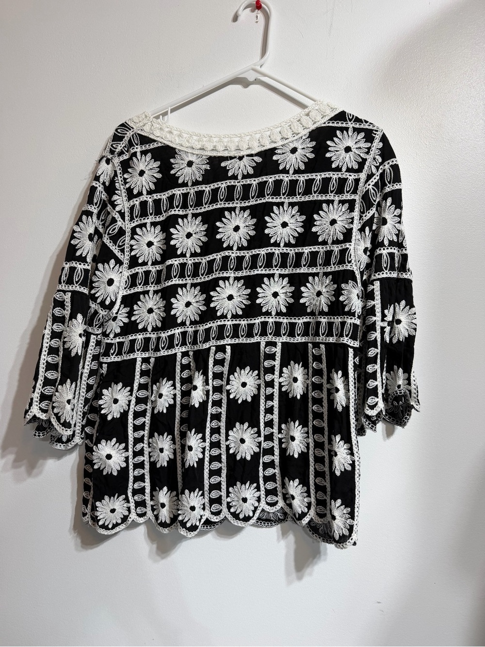 Kindred Black White Embroidered Daisy Floral Bell Sleeve Boho Top Size L